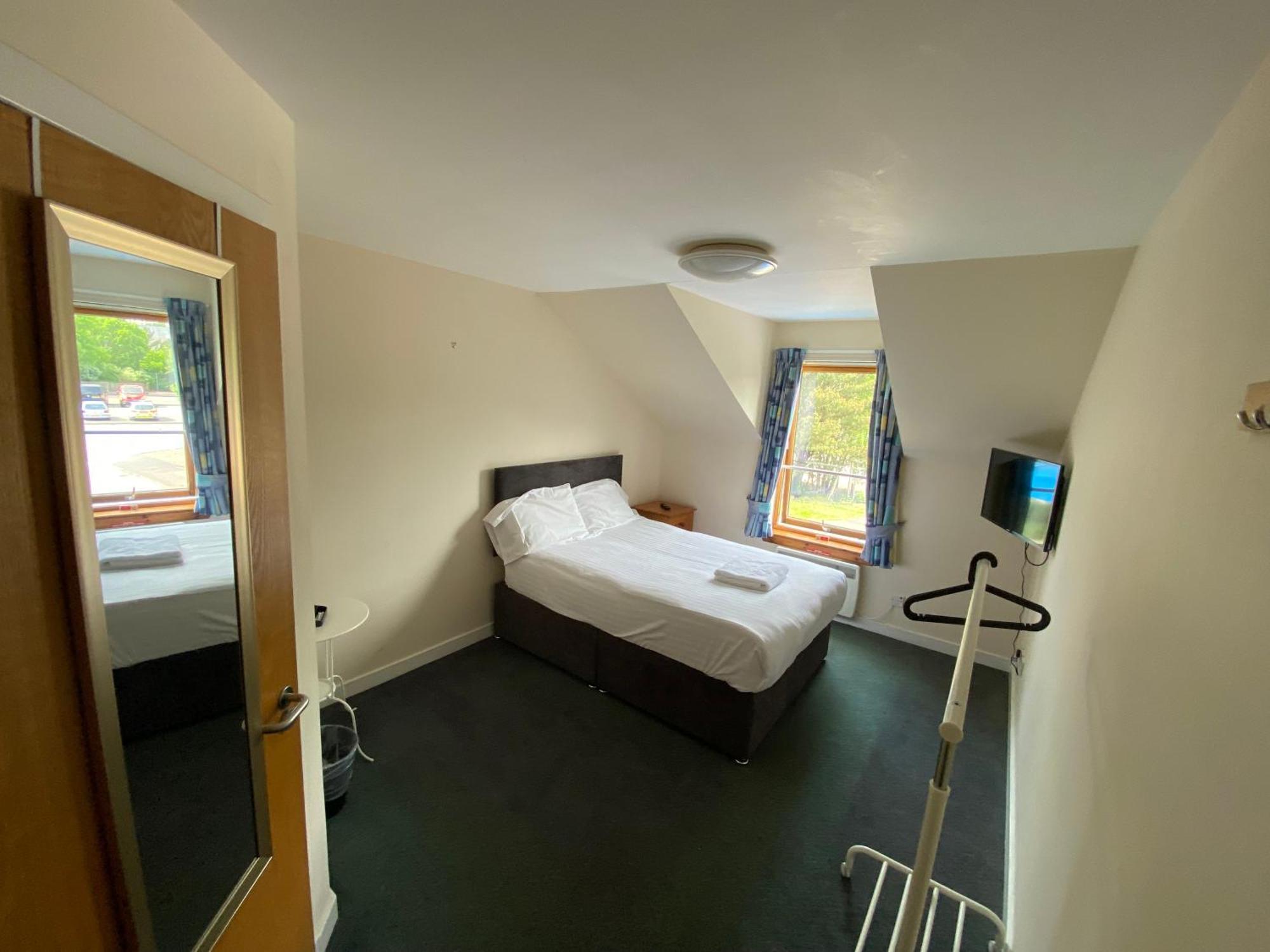 Waterfront Lodge - Accommodation Only Форт Уилям Стая снимка