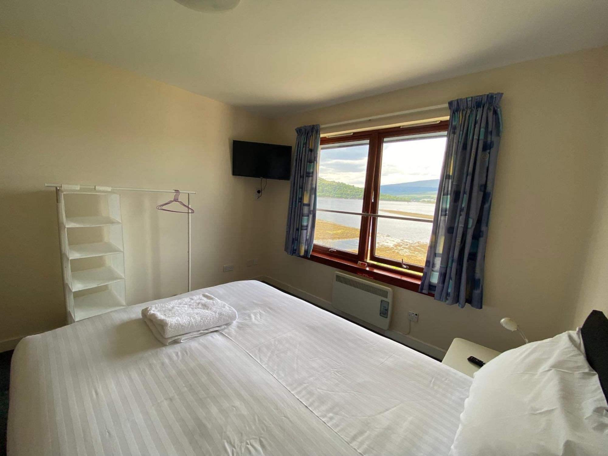 Waterfront Lodge - Accommodation Only Форт Уилям Стая снимка
